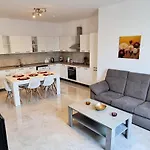 Seaside Serenity 8 - Few Mins Walk To The By Quicktrips Apartamento *