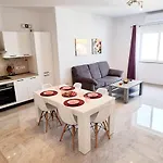 Seaside Serenity 8 - Few Mins Walk To The By Quicktrips Apartamento