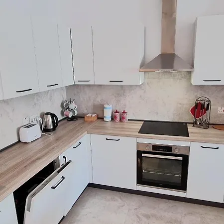 Apartment Seaside Serenity 8 - Few Mins Walk To The
