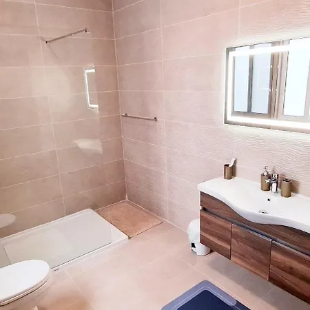 Seaside Serenity 8 - Few Mins Walk To The By Quicktrips Apartamento Mellieħa
