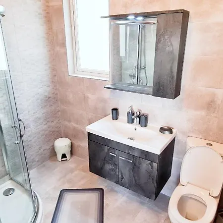 Seaside Serenity 8 - Few Mins Walk To The By Quicktrips Apartamento