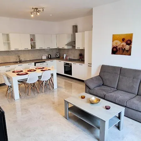 Seaside Serenity 8 - Few Mins Walk To The By Quicktrips Daire *