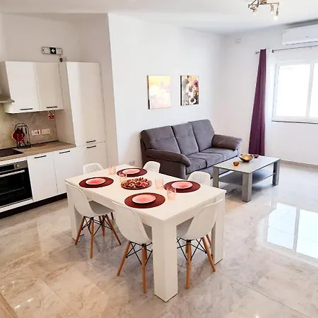 Seaside Serenity 8 - Few Mins Walk To The By Quicktrips Daire