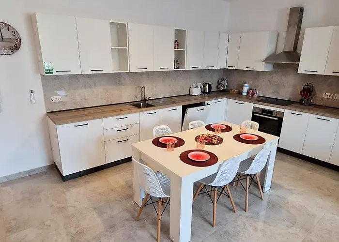 Seaside Serenity 8 - Few Mins Walk To The By Quicktrips *