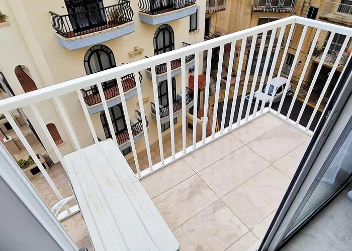 Seaside Serenity 8 - Few Mins Walk To The By Quicktrips Appartement Mellieħa