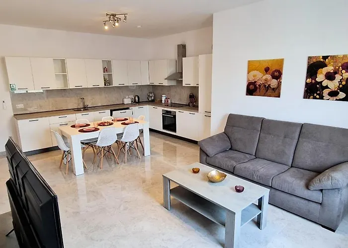 Seaside Serenity 8 - Few Mins Walk To The By Quicktrips Appartement *