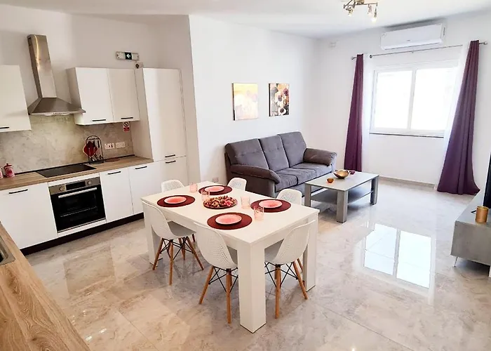 Seaside Serenity 8 - Few Mins Walk To The By Quicktrips Appartement