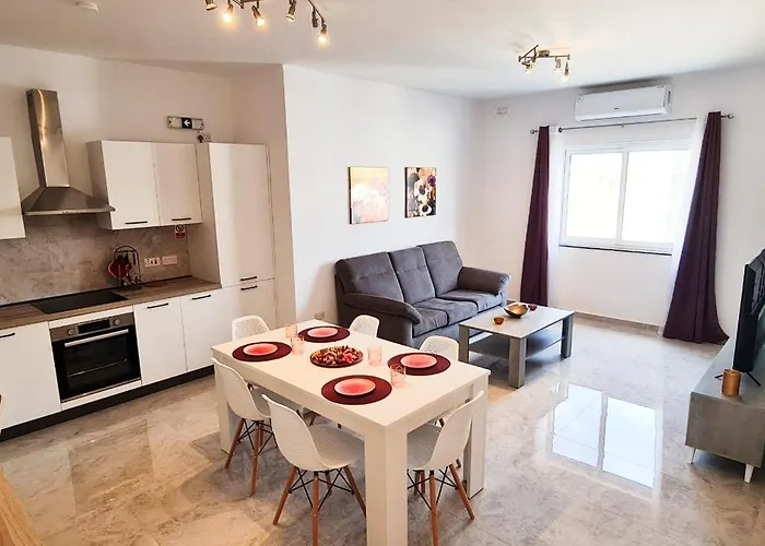 Seaside Serenity 8 - Few Mins Walk To The By Quicktrips Apartament Mellieħa